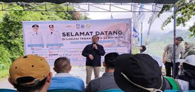 Gubernur Iqbal Tebar Satu Juta Ikan Bersama Wartawan Ekonomi di Meninting