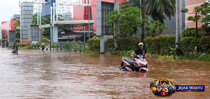 Banjir Rendam Depan Mall Kelapa Gading, Aktivitas Warga Tersendat